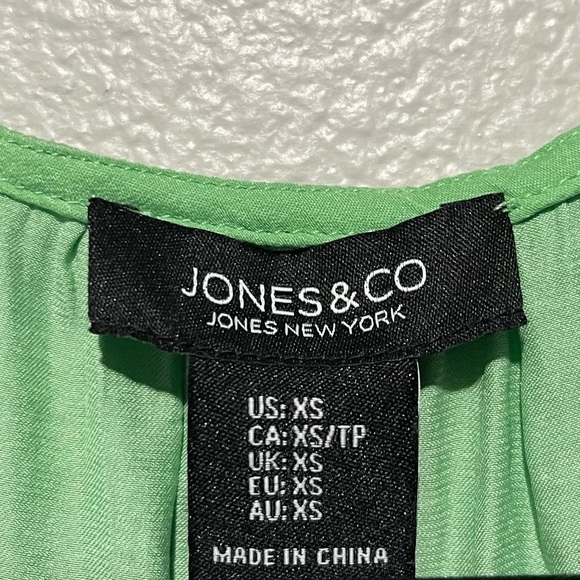 JONES AND CO- NEW Sleeveless Light Weight Green Flowy Top Size XS - Picture 3 of 3